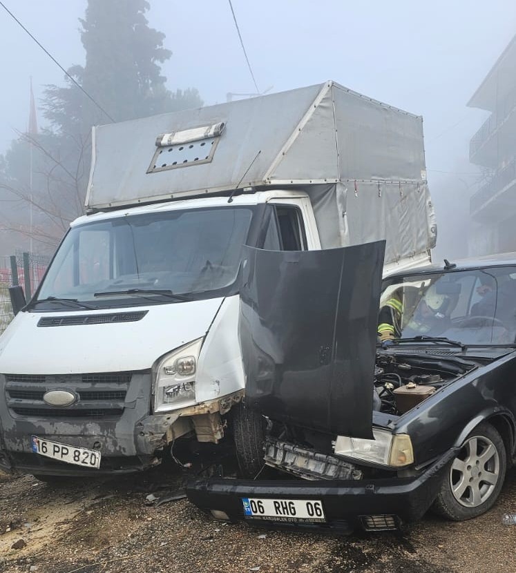 BURSA'NIN İNEGÖL İLÇESİNDE KAMYONET İLE ÇARPIŞAN OTOMOBİLDEKİ 2 KİŞİ YARALANDI. OTOMOBİLDE SIKIŞAN YARALILAR İTFAYE ARAMA KURTARMA EKİPLERİ TARAFINDAN KURTARILDI. (SALİH BİLAL ASLAN/BURSA-İHA)<br />
Bursa'nın İnegöl ilçesinde kamyonet ile çarpışan otomobildeki 2 kişi yaralandı. Otomobilde sıkışan yaralılar itfaye arama kurtarma ekipleri tarafından kurtarıldı.