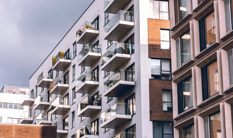 Kat mülkiyeti, bağımsız bölümlerin hukuki statüsünü, ortak alanların kullanımını, yönetim planını ve apartman veya site yönetiminin nasıl olması gerektiğini belirler.